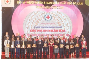  Chủ tịch nước Trần Đại Quang trao bảng vàng danh dự tặng các cụm thi đua khu vực, doanh nghiệp, tổ chức tham gia tặng quà Tết trong chương trình. Ảnh: QĐND