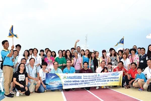 Đoàn khách Saigontourist trải nghiệm tour du thuyền