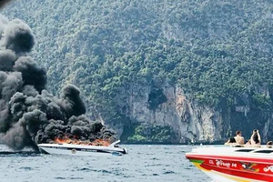 Tàu cao tốc King Poseidon cháy nổ trên biển Andaman ở tỉnh Krabi, Nam Thái Lan, ngày 14-1-2018. Ảnh: KRABI PITAKPRACHA FOUNDATION
