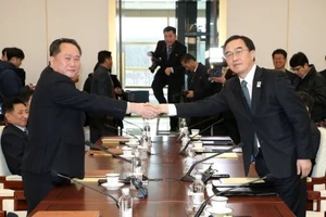 Trưởng đoàn đàm phán CHDCND Triều Tiên Ri Son Gwon (bên trái) bắt tay với người đồng cấp Hàn Quốc Cho Myoung-gyon, tại ngôi làng đình chiến Panmunjom, ngày 9-1-2018. Ảnh: REUTERS