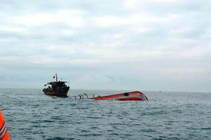 Chìm tàu, 11 thuyền viên được cứu, 2 người mất tích