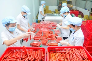 Chế biến lạp xưởng cung ứng tết tại Xí nghiệp Chế biến thực phẩm Nam Phong