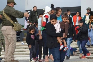 Mexico bắt xe tải chở gần 200 người di cư bất hợp pháp