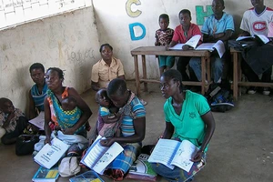 Một lớp học xóa mù chữ ở Mozambique. Ảnh: unesco.org