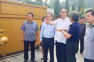 Bí thư Thành ủy TPHCM Nguyễn Thiện Nhân thăm và làm việc tại công trường xử lý rác thải Gò Cát