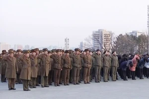 Triều Tiên diễu binh trước ngày khai mạc Olympic mùa đông ở Hàn Quốc