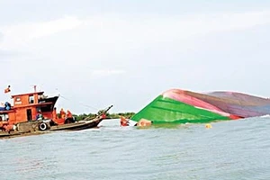 Lật thuyền cá, 2 ngư dân mất tích