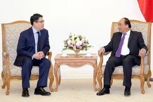 Thủ tướng Nguyễn Xuân Phúc và Chủ tịch Tập đoàn Hyosung Cho Hyun Joon - Ảnh: VGP/Quang Hiếu