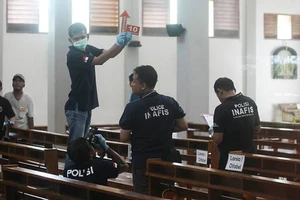 Cảnh sát tại hiện trường vụ tấn công nhà thờ St Lidwina ở TP Yogyakarta trên đảo Java, Indonesia, ngày 11-2-2918. Ảnh: AP