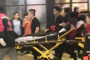 Cấp cứu nạn nhân vụ tấn công bằng dao tại Joy City Mall ở Bắc Kinh, Trung Quốc, ngày 11-2-2018. Ảnh: WEIBO