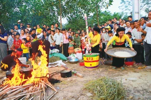 Các đội thi kéo lửa nấu cơm