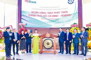 Phiên chào sàn những ngày đầu năm mới của HDBank thành công, góp phần thúc đẩy thị trường, hứa hẹn năm 2018 sôi động.