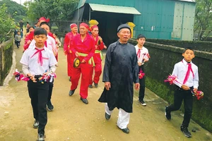 Nghệ nhân dân gian Hoàng Xuân Lựu (hàng đầu, mặc áo đen) cùng đội hát sắc bùa xã Kỳ Hải