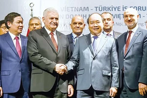 Thủ tướng Nguyễn Xuân Phúc và Thủ tướng Thổ Nhĩ Kỳ Binali Yildirim tại Diễn đàn doanh nghiệp Việt Nam-Thổ Nhĩ Kỳ.