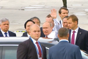 Tổng thống Nga Vladimir Putin vẫy tay chào khi vừa đến Đà Nẵng, Việt Nam tham dự Hội nghị APEC vào tháng 11-2017. Ảnh: Nguyên Khôi