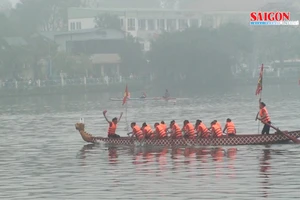 Người dân háo hức xem lễ hội đua thuyền rồng đầu tiên trên hồ Tây