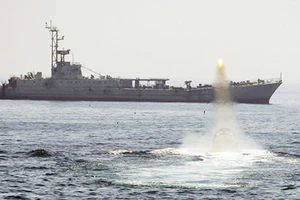 Tàu chiến của Iran trong một buổi tập trận. Ảnh: Reuters