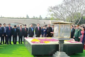 Chủ tịch nước Trần Đại Quang và Phu nhân đặt vòng hoa tại Khu tưởng niệm Mahatma Gandhi. Ảnh: TTXVN