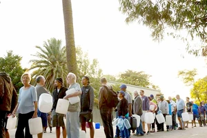 Người dân Cape Town xếp hàng chờ lấy nước