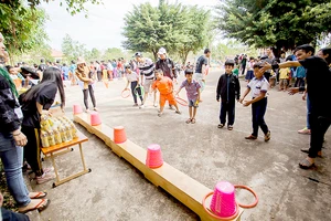 Nhóm thiện nguyện tổ chức trò chơi dân gian cho thiếu nhi xã Tân Lập