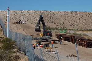 Một phần đường biên giới Mỹ-Mexico hiện được chia cắt bởi hàng rào thép. Ảnh minh họa: REUTERS