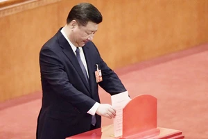 Chủ tịch Trung Quốc Tập Cận Bình bỏ phiếu tại phiên họp toàn thể thứ 3, Kỳ họp thứ nhất Quốc hội Trung Quốc khóa XIII ở Bắc Kinh ngày 11-3. (Nguồn: THX/TTXVN)