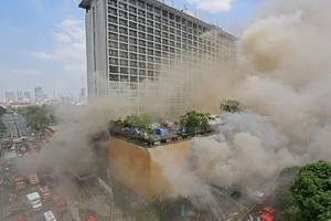 Khói dày đặc bao phủ khu phức hợp Waterfront Manila Pavilion Hotel & Casino trên đường United Nations ở trung tâm thủ đô Manila, Philippines, trong vụ cháy ngày 18-3-2018. Ảnh: THE PHILIPPINE STAR