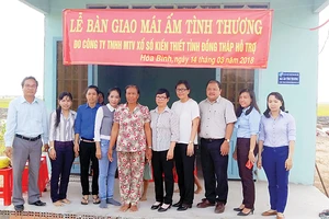 Trao nhà “Mái ấm tình thương” chia sẻ khó khăn với phụ nữ nghèo