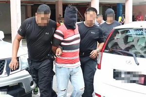 Cảnh sát Malaysia bắt một nghi phạm khủng bố ở Johor. Ảnh: RMP