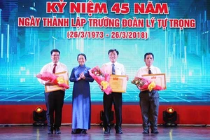 Phó Bí thư Thành ủy Võ Thị Dung tặng Bằng khen của Trung ương Đoàn cho các tập thể tiêu biểu
