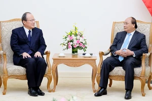 Thủ tướng Nguyễn Xuân Phúc và Chủ tịch kiêm Tổng Giám đốc Mitsubishi Takehiko Kakiuchi - Ảnh: VGP