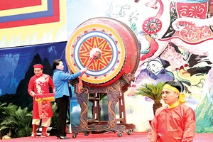 Chủ tịch Quốc hội Nguyễn Thị Kim Ngân đánh trống khai hội Lễ hội Bà Triệu năm 2018 Ảnh: TTXVN