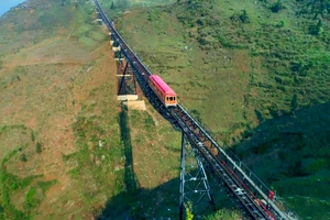 Cảnh sắc Tây Bắc có một không hai nhìn từ tàu hỏa leo núi Mường Hoa