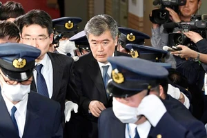 Ông Junichi Fukuda rời văn phòng Bộ Tài chính Nhật Bản ở Tokyo ngày 16-4-2018. Ảnh: KYODO
