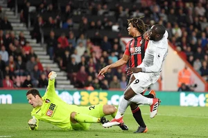 Lukaku (phải) ghi bàn ấn định chiến thắng 2 - 0 cho Man.United