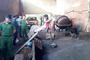 Cơ quan chức năng bắt quả tang cơ sở thu mua nông sản của bà Loan có hành vi dùng lõi than pin để nhuộm phế phẩm cà phê.