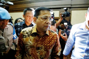 Cảnh sát áp giải cựu Chủ tịch Quốc hội Indonesia Setya Novanto đến Tòa án Jakarta ngày 24-4-2018. REUTERS