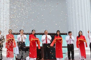 Phó Thủ tướng Trương Hòa Bình và các đồng chí lãnh đạo cắt băng khánh thành công trình. (Ảnh: Thành Chung/TTXVN)