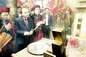 Thủ tướng Nguyễn Xuân Phúc và các đại biểu dâng hương tại Lăng Vua Hùng thuộc Khu di tích lịch sử Quốc gia đặc biệt Đền Hùng. Ảnh: TTXVN