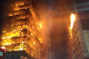Ngọn lửa bao trùm tòa nhà văn phòng cũ 26 tầng bị chiếm ở bất hợp pháp ở khu Largo do Paissandu, São Paulo, Brazil, ngày 1-5-2018. EVN