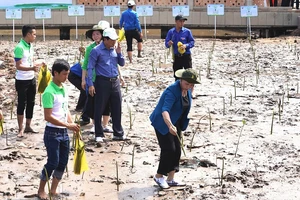 Chủ tịch Quốc hội Nguyễn Thị Kim Ngân và các đại biểu trồng cây đước tại xã Đất Mũi.