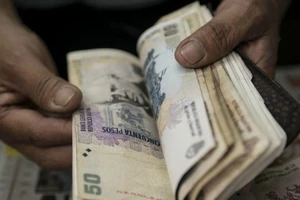 Argentina bán 1 tỷ USD để chặn đà lao dốc của đồng peso