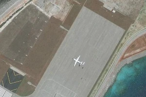 Hình ảnh vệ tinh cho thấy một chiếc máy bay vận tải quân sự Shaanxi Y-8 đang đậu trên đường băng Trung Quốc xây dựng trái phép trên Đá Subi