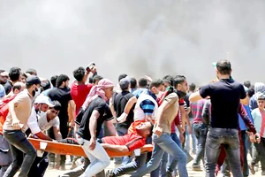Người Palestine bị thương trong cuộc đụng độ với Israel ở biên giới với Dải Gaza