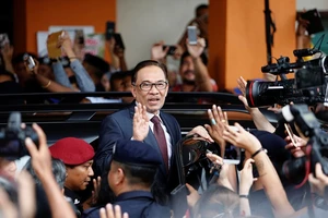 Ông Anwar Ibrahim sau khi được ân xá