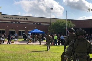 Cảnh sát phong tỏa Trung học Santa Fe ở Galveston, Texas, Mỹ, sau vụ xả súng ngày 18-5-2018. TWITTER/HCSOTEXAS