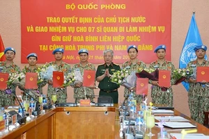 Thượng tướng Nguyễn Chí Vịnh trao quyết định cho 7 sĩ quan lên đường làm nhiệm vụ tại Phái bộ Cộng hòa Trung Phi và Nam Sudan. Ảnh: VOV