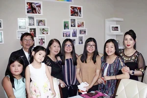 Ba thế hệ cùng nhau gìn giữ âm sắc Việt