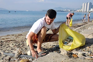 Du khách Nga nhặt rác trên biển Nha Trang