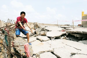 Kè Gành Hào (thị trấn Gành Hào, huyện Đông Hải, tỉnh Bạc Liêu) dù được xây dựng kiên cố nhưng chỉ mới hơn 10 năm đã bị sạt lở nghiêm trọng do không chịu nổi tác động trực tiếp của sóng biển. Ảnh: NGỌC CHÁNH